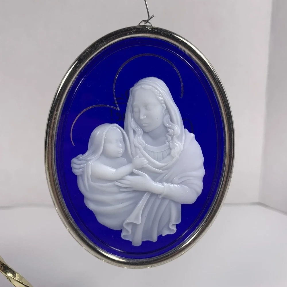 Hallmark 1983 Vintage‎ Keepsake Ornament Mother and Child acrylic cameo